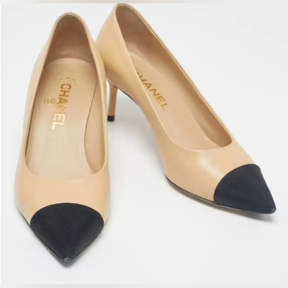 Chanel Black/Beige Leather and Grosgrain 2.5 inch Pumps.Size 38.5. $600 - Picture 5 of 7